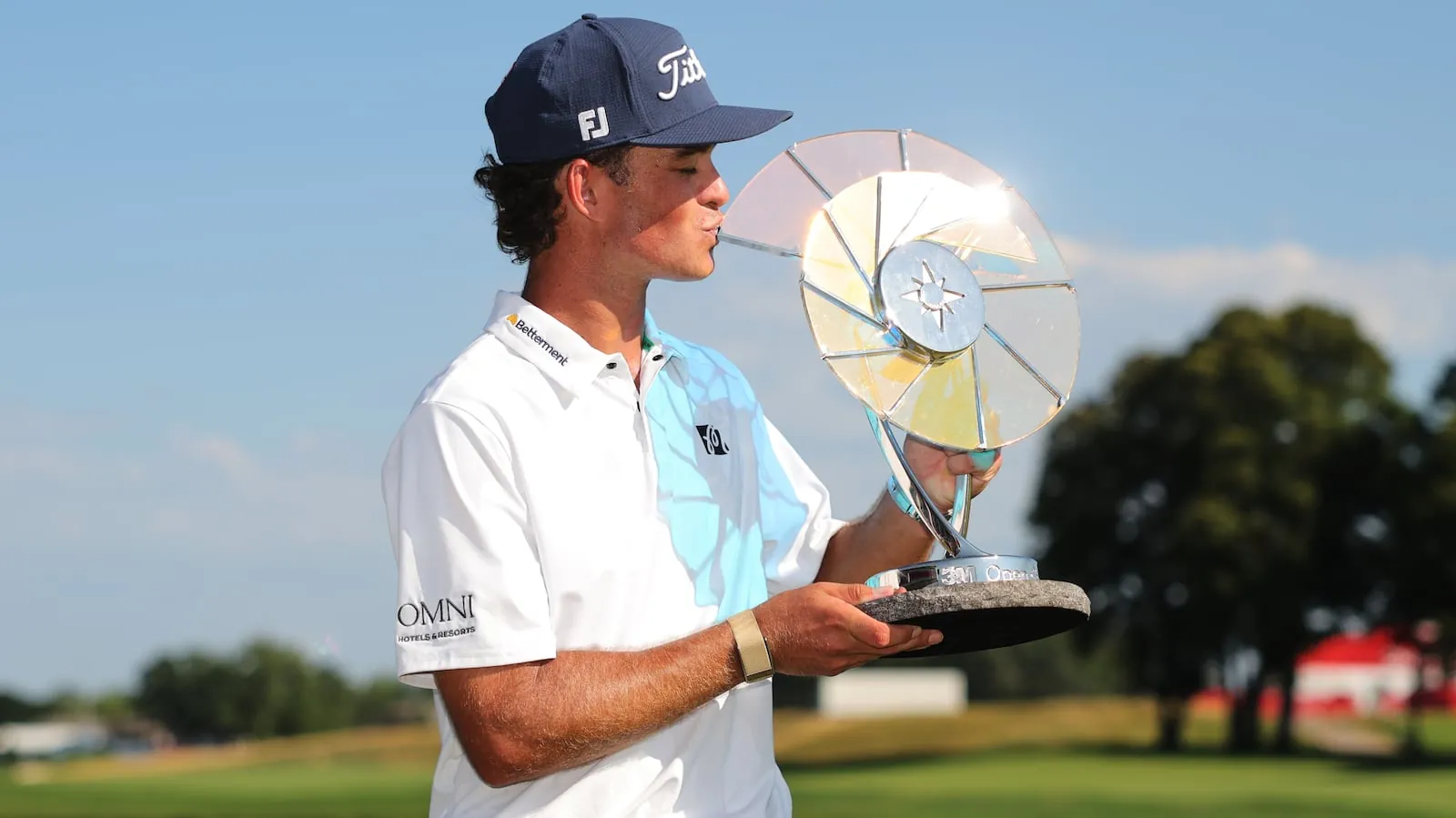Jackson Koivun kisses his trophy after winning the 3M Open golf tournament at the Tournament Players Club Sunday, July 26, 2026, in Blaine, Minn. (AP Photo/Bailey Hillesheim)(Bailey Hillesheim/AP Photo/Bailey Hillesheim)